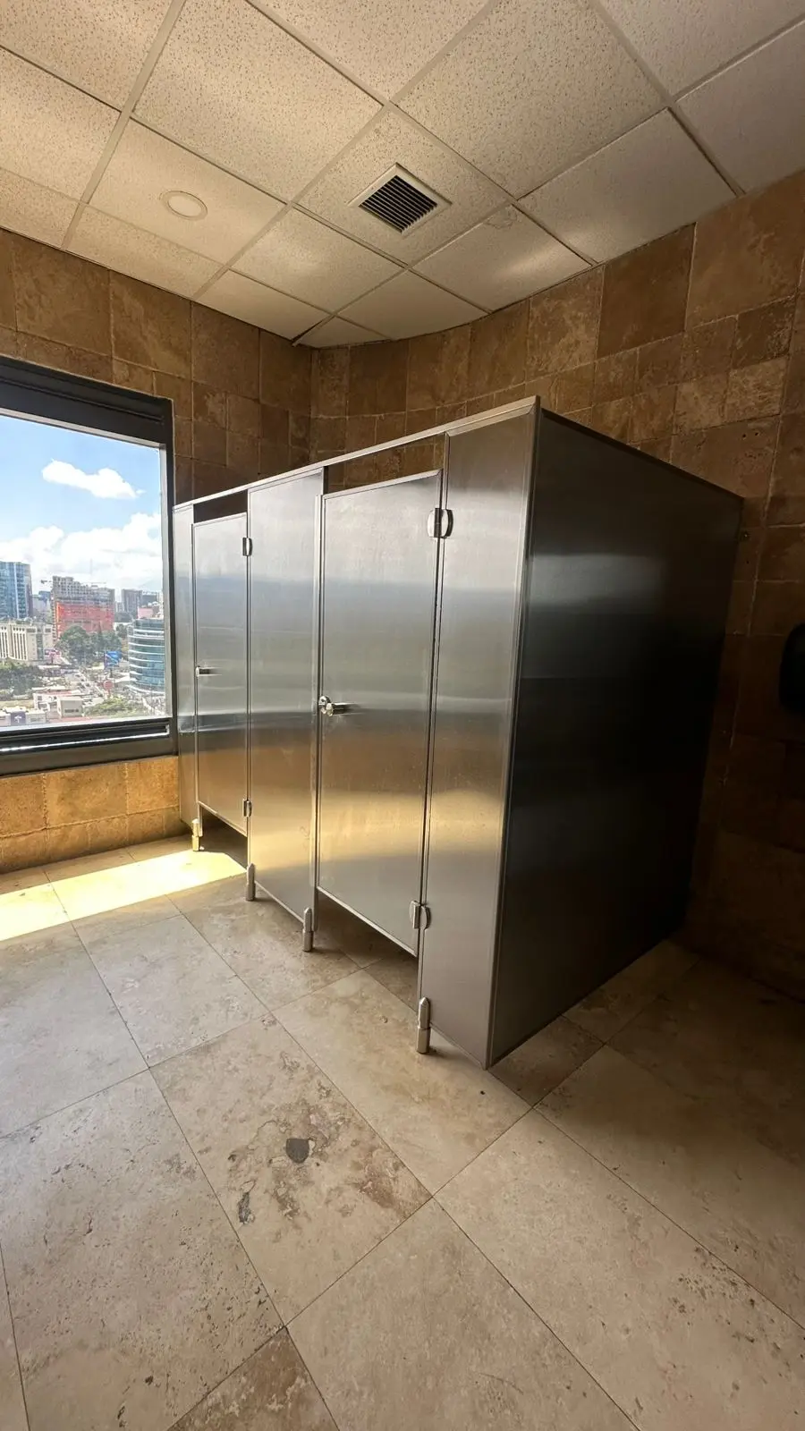 Edificio Sixtino — mamparas de acero inoxidable